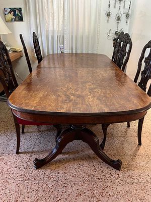 שולחן אוכל עתיק ו-10 כיסאות, עשויים עץ מפוסל בעבודת יד וריפוד בד. שולחן: גובה 75 ס"מרוחב 100 