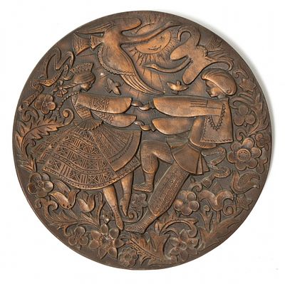תבליט רקדנים, אומנות מקובנה (Kaunas Art), עשוי חומר יצוק, חתום ומתוארך 1969. חתום ק. טוליינה (K. 
