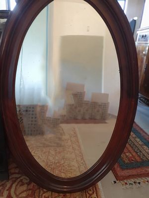 מראה אובאלית עשויה עץ. מידות : 91X60 ס"מ * מפאת גודלו ומשקלו הושאר הרהיט בבית הבעלים לכן הזוכה 