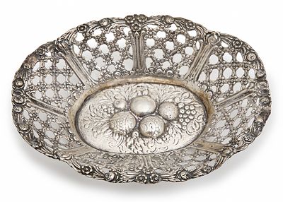 Silverware by Hazorfim, crafted in 800 silver, hallmarked. total weight: 163 grams 
Height: 4 cm 