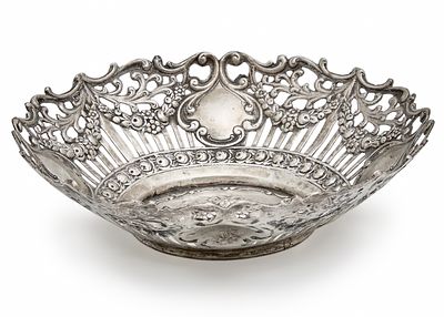 Silverware by 'Hazorfim', made of '800' silver, stamped. weight: 251 gr 
Height: 5.5 cm 