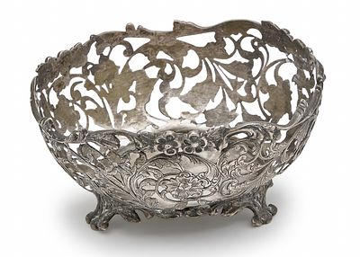 Antique silverware, hallmarked, made of 800 silver and decorated with hand-sawn detailing. Weight 