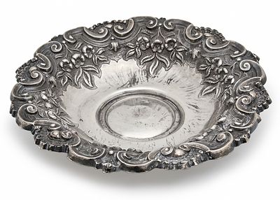 Old Portuguese silverware, crafted in 833 silver, hallmarked. Total weight: 250 g 
Diameter: 29 