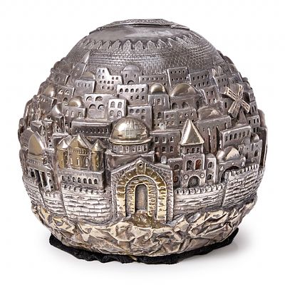 Heavy Sterling silver table ornament, crafted using the lost-wax casting method. Decorated with 