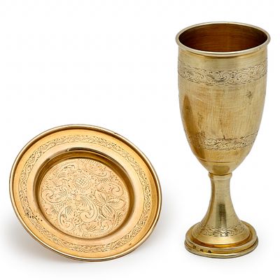 Kiddush cup and saucer, crafted in 14-karat gold (hallmarked 585). By various makers and models. 