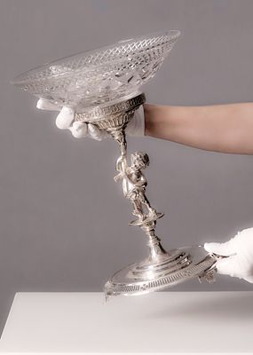 סנטר פיס שולחני עתיק מתחילת המאה ה-20. הרגל עשויה מתכת מצופה כסף בדמות ילד חמודות המחזיק קרן שפע 