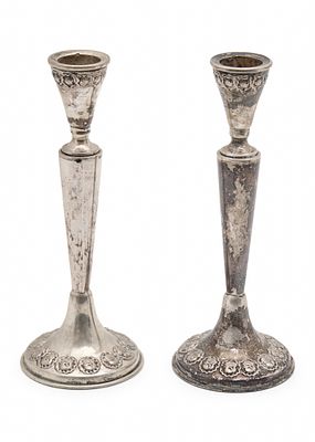 זוג פמוטים ישראלים מתוצרת חברת 'הצורפים' עשויים כסף '800', חתומים. משקל כולל: 104 גרם סה"כ גובה: 