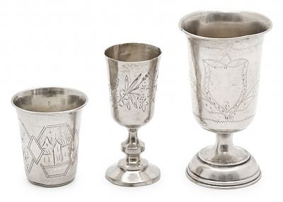 שלושה גביעי קידוש עתיקים מכסף – גביע מתקופת פלשתינה ושני גביעים רוסים, חתומים. 3 גביעי / כוסות 