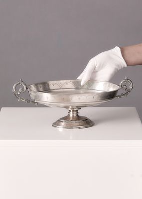 כלי כסף אוסטרו הונגרי עתיק עשוי כסף '800' מעוטר וחתום. פגם וחוסר לשתי הידיות
משקל: 343 גרם 
גובה 