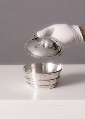 כלי כסף רוסי עתיק לחמאה, מעוצב בצורת גיגית חמאה וידית המכסה מפוסלת בדמות פרה. חותמות וחותמת 