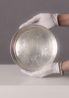 צלחת כסף רוסית עתיקה מתקופת סגנון האר נובו מעוטרת בחריטת יד עדינה ויפה וחתומה. משנת 1900 בקירוב 