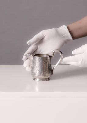 קנקן כסף רוסי עתיק לחלב או שמנת, מעוטר וחתום חותמות כסף רוסיות. חתום על ידי בודק הכסף בשנת 1895 