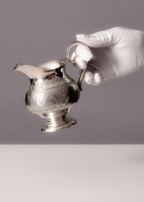 קנקן כסף רוסי עתיק לחלב או שמנת, מעוטר וחתום חותמות כסף רוסיות. חתום על ידי בודק הכסף בשנת 1882 