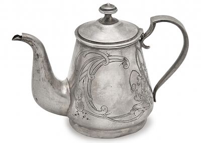 קנקן כסף רוסי עתיק לתמצית תה, מתקופת סגנון האר נובו. חותמות כסף רוסיות וראשי התיבות של הצורף 