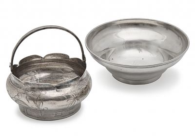 שני כלי כסף רוסים עתיקים יצרנים ודגמים שונים חתומים. לכלי עם הידית יש פגם בשפהלקערה הקדשה משנת 