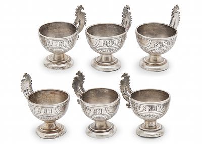 סט של שש כוסיות וודקה רוסיות עתיקות עשויות כסף, מעוטרות בכיתוב ברוסית. חתומים וראשי התיבות של 