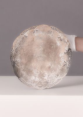 כלי גרמני עתיק מהמאה ה-19, מצופה כסף מעוטר בעבודת יד וחתום. קוטר: 25 ס"מ
גובה: 5.5 ס"מ תקופה: 