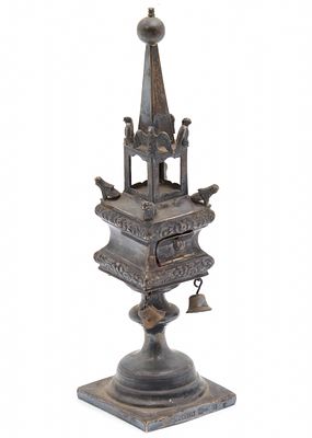 מגדל בשמים רוסי עתיק מעוטר וחתום, חותמת של בודק הכסף משנת 1879 ושם הצורף. שני פעמונים חסרים וגם 