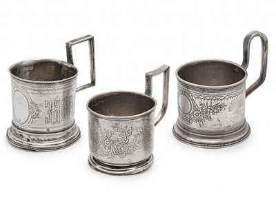 שלושה מחזיקי כוסות תה רוסים עתיקים עשויים כסף. כולם מעוטרים בעבודת יד בחריטות עדינות וחתומים 