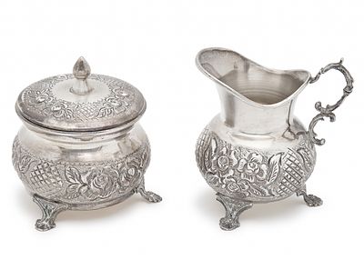 שני כלי כסף ישראלים לחלב וסוכר מתוצרת אצעדה (Ezada), עשויים כסף 'סטרלינג' (925). מעוטרים וחתומים 