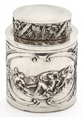 מיכל תה עתיק עשוי נחושת מצופה כסף, מעוטר וחתום. גובה: 10.3 ס"מ רוחב: 8 ס"מ