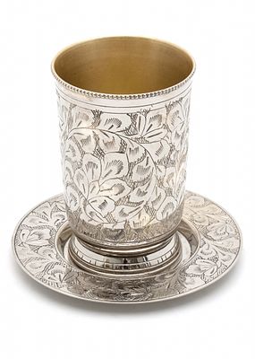 כוס מצופה כסף עם תחתית תואמת מעוצבת בעבודת חריטה. גובה: 11 ס"מ