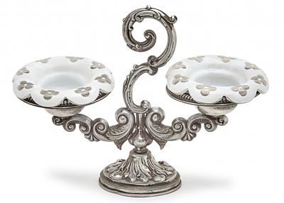 מעמד שולחני בוהמי עתיק למלח ופלפל, עשוי מתכת מצופה כסף וזכוכית. (ציפוי מאוחר בלכה שקופה) בתוכו 