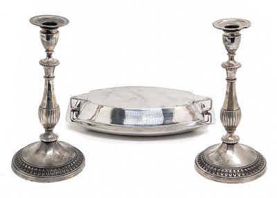 סט הגשה ועיצוב מצופה כסף, הכולל כלי הגשה אר דקו ופמוטים. כלי הגשה מצופה כסף, סגנון אר דקו עם 