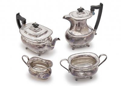 סט אנגלי עתיק להגשת קפה ותה (4 חלקים) עשוי נחושת מצופה כסף עם ידיות בקליט, חתום. יוצר בשפילד 