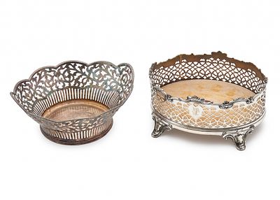 שני כלים עתיקים עשויים פליז או נחושת מצופה כסף לא חתומים, המאה ה-19. כפי הנראה אנגלים 