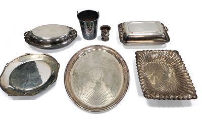 שבעה כלים עשוים מתכת ומצופים כסף, חלקם חתומים. רוחב המגש האליפטי: 40 ס"מ גובה הכלי קרח: 16 ס"מ