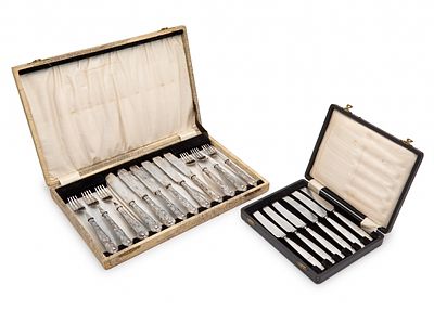 זוג סטים של סכו"ם, הידיות במעטפת כסף 'סטרלינג' (925) אנגלי, בקופסה מקורית. הסט הגדול הינו 