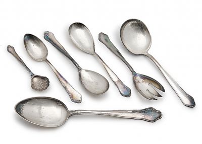 לוט של פרטי סכו"ם כסף גרמנים שונים, חתומים עשויים כסף '800'. משקל כולל: 430 גרם סה"כ אורך הפריט 