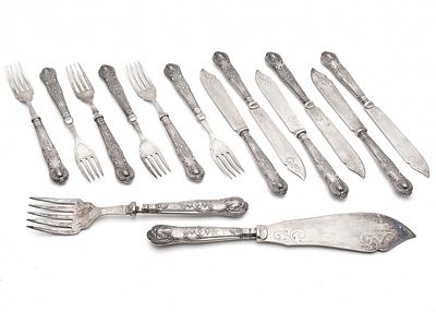 סט סכו"ם אנגלי להגשת דגים, קליפת הידיות עשויה כסף 'סטרלינג' (925) חתום. 6 סכיני דגים אישיים 