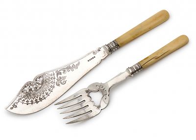 סכין ומזלג גדולים עתיקים לדגים, מעוטרים ומצופים כסף, חתומים. אורך: 23-30 ס"מ