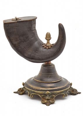 מיכל טבק סנאף (A snuff mull) סקוטי שולחני עשוי ברוזנה וקרן חיה. גובה: 22 ס"מ רוחב: 18 ס"מ (* 