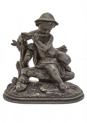 פסל פיוטר עתיק, מהמאה ה-19, בדמות ילד מחלל על סלע, צבוע בצביעה קרה שחורה. שחיקה וקילופים
גובה: 