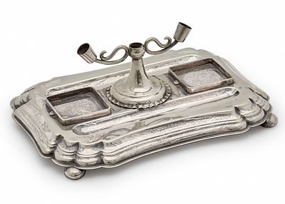 מעמד שולחני עשוי מתכת מצופה כסף לכסת דיו. מחזיק מרכזי לנוצה ושני תאים מרובעים לכסתות דיו אורך: 