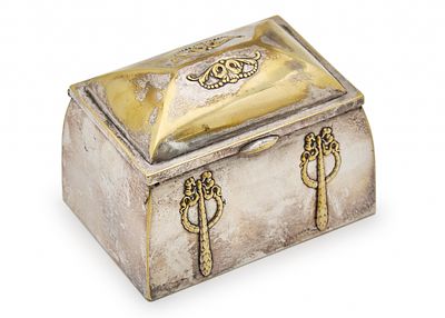 קופסת סוכר / אתרוג וינאית עשויה פליז מצופה כסף בעבודת יד,. בעלת מבנה מלבני עם מכסה קמור חתומה 