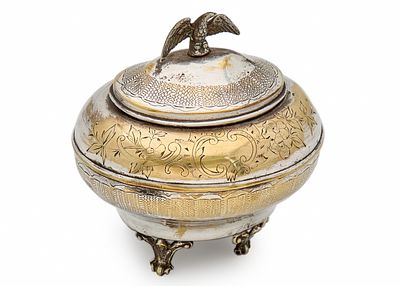 קופסת סוכר גרמנית עתיקה עם מכסה עשויה פליז מצופה כסף, חתומה. גרמניה, המאה ה־19 חתומה בבסיס: 