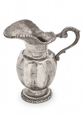 קנקן כסף עשוי כסף 'סטרלינג' (925), חתום. משקל: 185 גרם גובה: 14 ס"מ רוחב כולל: 13 ס"מ