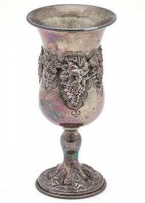 גביע קידוש עשוי כסף סטרלינג (925), מעוטר וחתום, משקל: 127 גרם. גובה: 15 ס"מ קוטר: 7.5 ס"מ