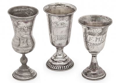 שלושה גביעי כסף לקידוש יצרנים ודגמים שונים חתומים. משקל: 161 גרם גובה בהתאמה: 11.5 עד 14 ס"מ