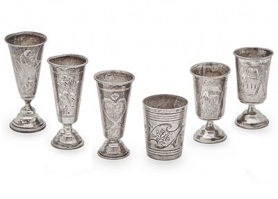 שישה גביעים וכוסות כסף רוסים לקידוש, חתומים יצרנים ודגמים שונים. משקל כולל: 133 גרם גובה בהתאמה: 