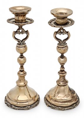 זוג פמוטי כסף כבדים, עשויים כסף 'סטרלינג' (925), חתומים. משקל: 962 גרם גובה: 25 ס"מ קוטר הבסיס: 9 ס"מ