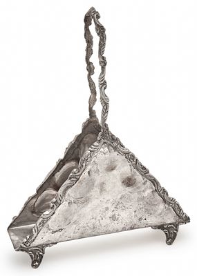 מעמד שולחני למפיות (מפיון), עשוי כסף 'סטרלינג' (925), חתום. משקל: 276 גרם גובה כולל: 23 ס"מ 