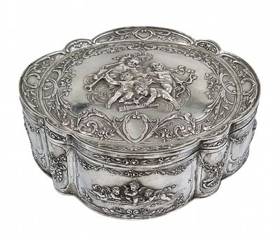 קופסת כסף גרמנית עתיקה ומפוארת, עשויה כסף '800' וחתומה, פנים הקופסא מצופה זהב. משקל: 497 גרם 