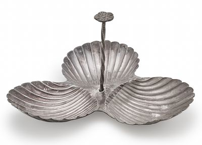 כלי כסף עשוי כסף סטרלינג (925), חתום. הפרפרית שחיברה את מוט הנשיאה בצורת פרח אל הכלי שמעוצב 