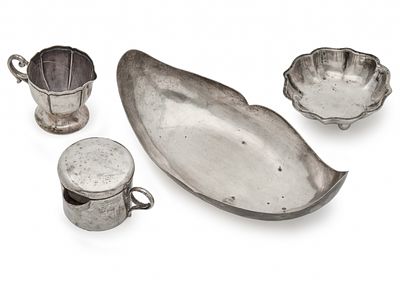 ארבעה חפצי כסף שונים, יצרנים ודגמים שונים, כולם חתומים כסף 'סטרלינג' (925). משקל כולל: 596 גרם 