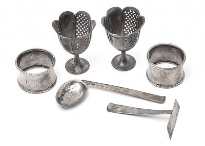 שישה כלי כסף שונים יצרנים ודגמים שונים. ארבעה כלים עשויים כסף סטרלינג 925 במשקל של : 173 גרם שני 